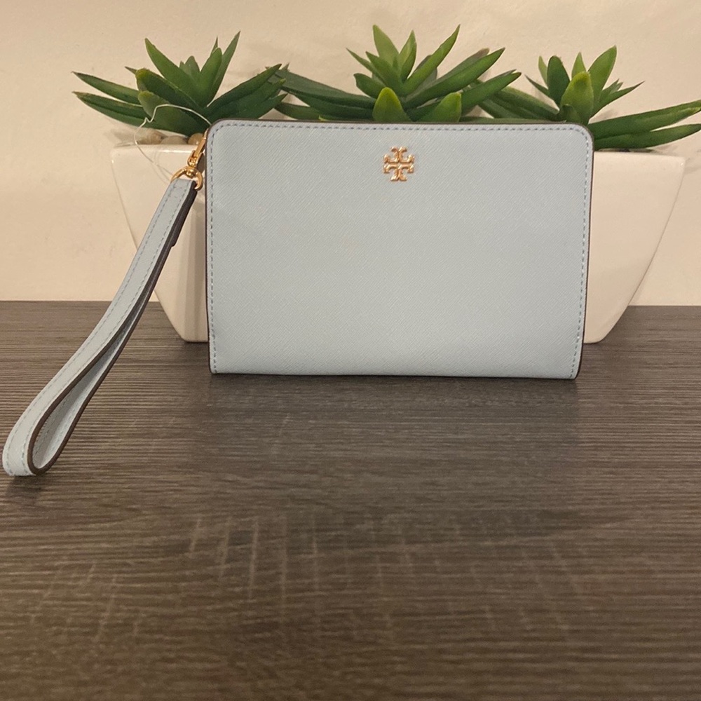 NWT Tory Burch wristlet (al43)